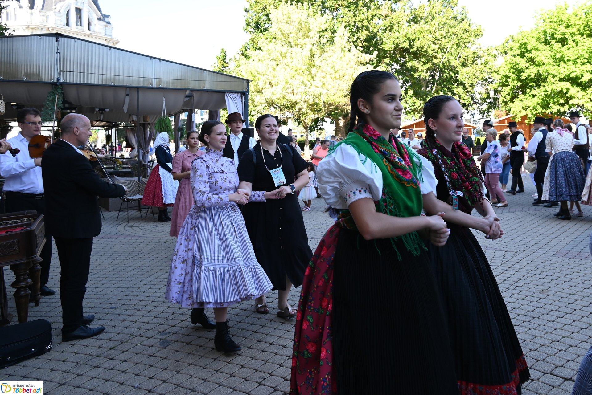 Néptánc a belvárosban