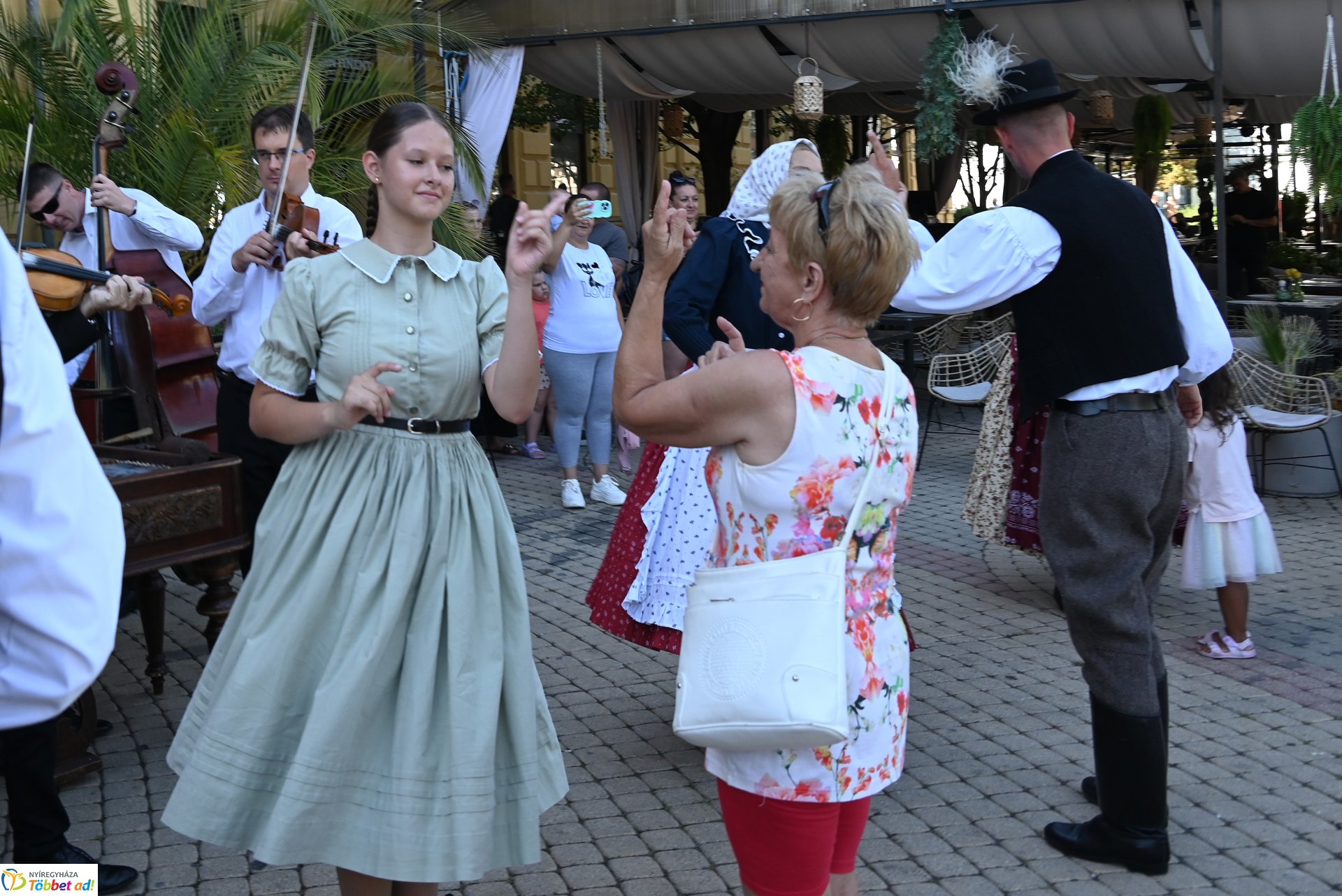 Néptánc a belvárosban