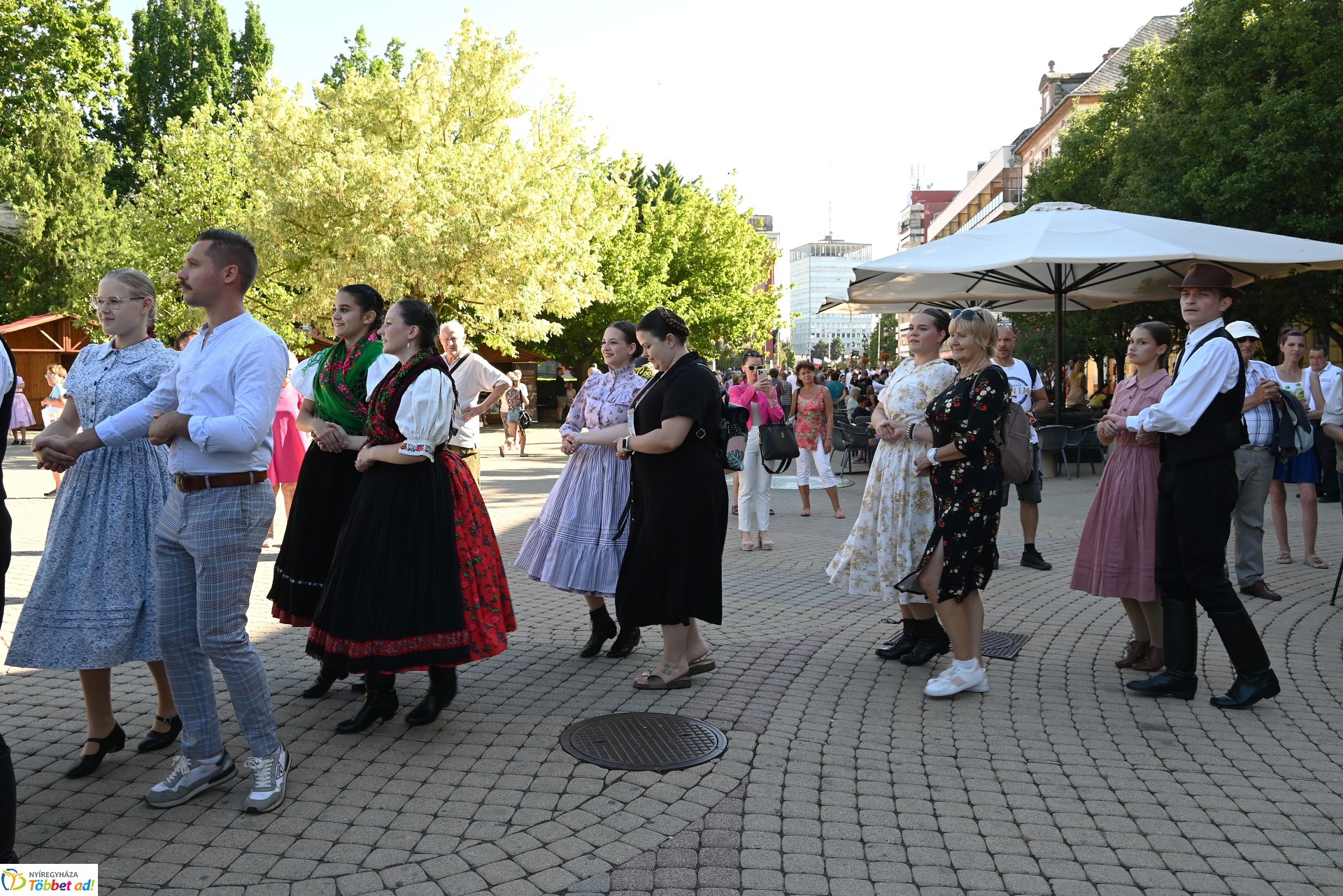 Néptánc a belvárosban