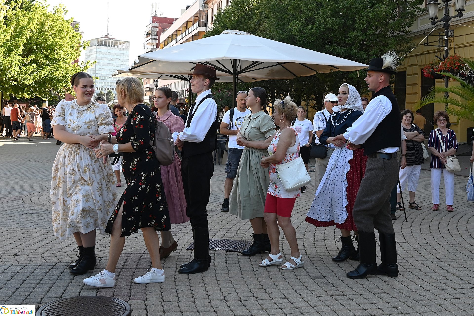 Néptánc a belvárosban