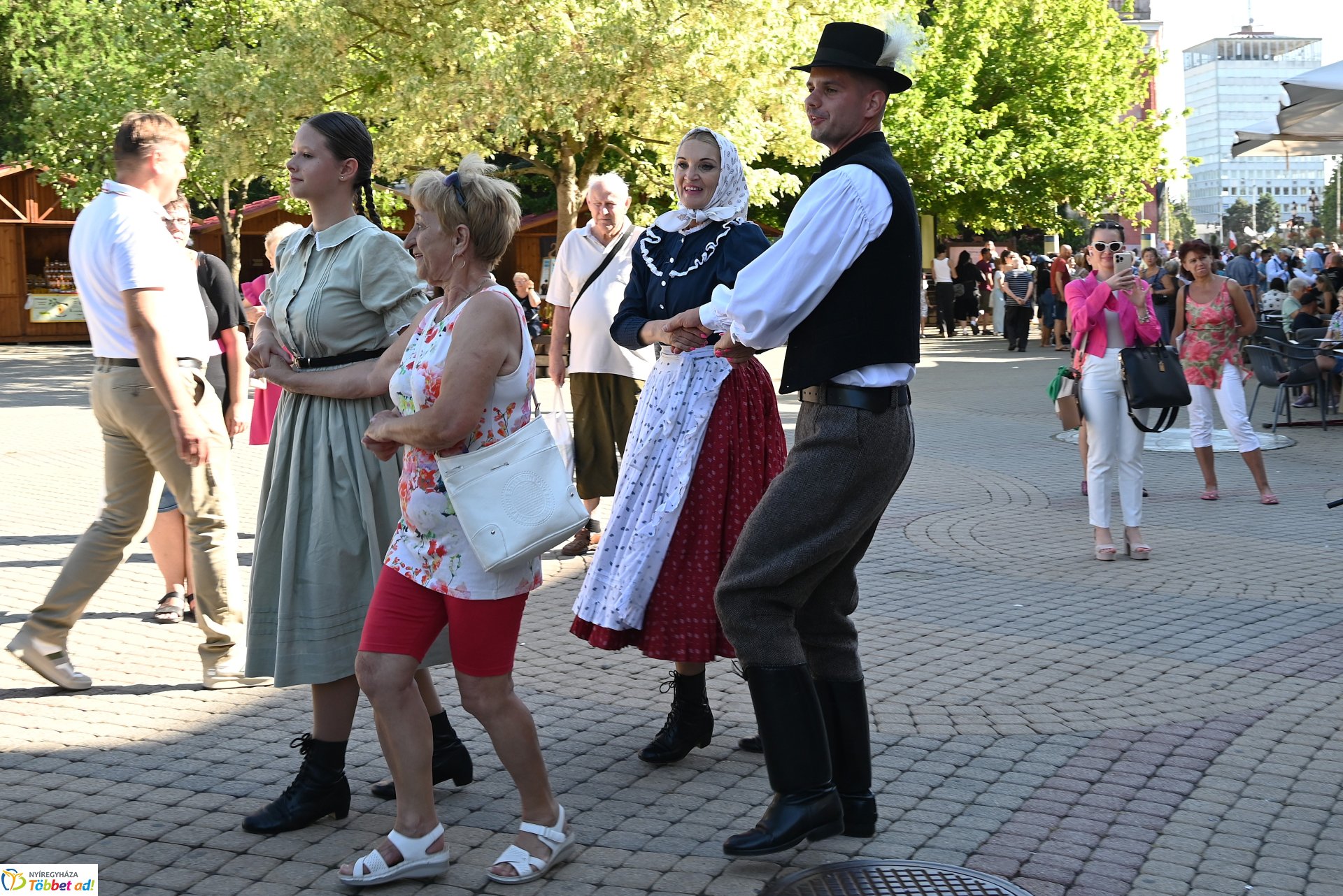 Néptánc a belvárosban