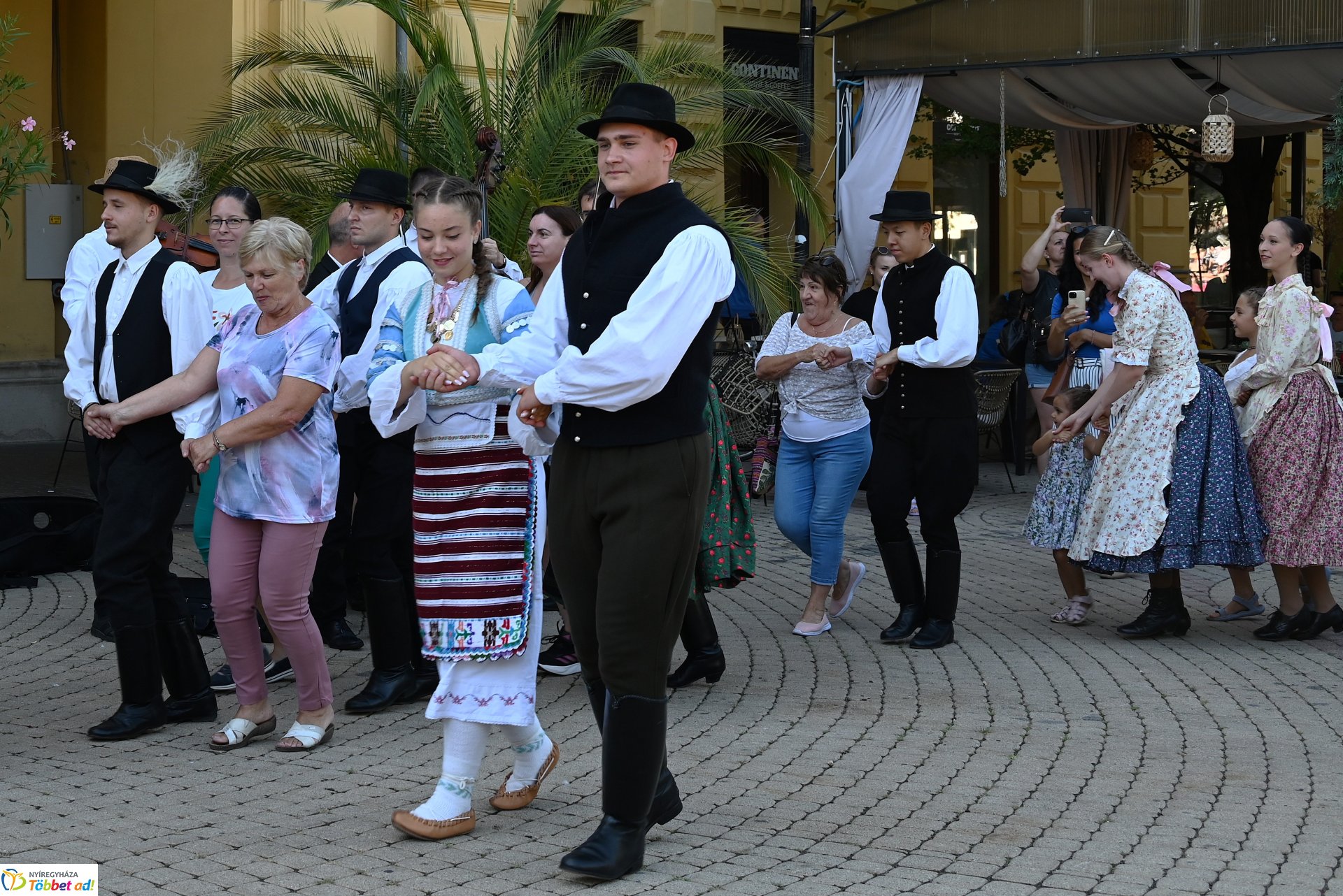 Néptánc a belvárosban