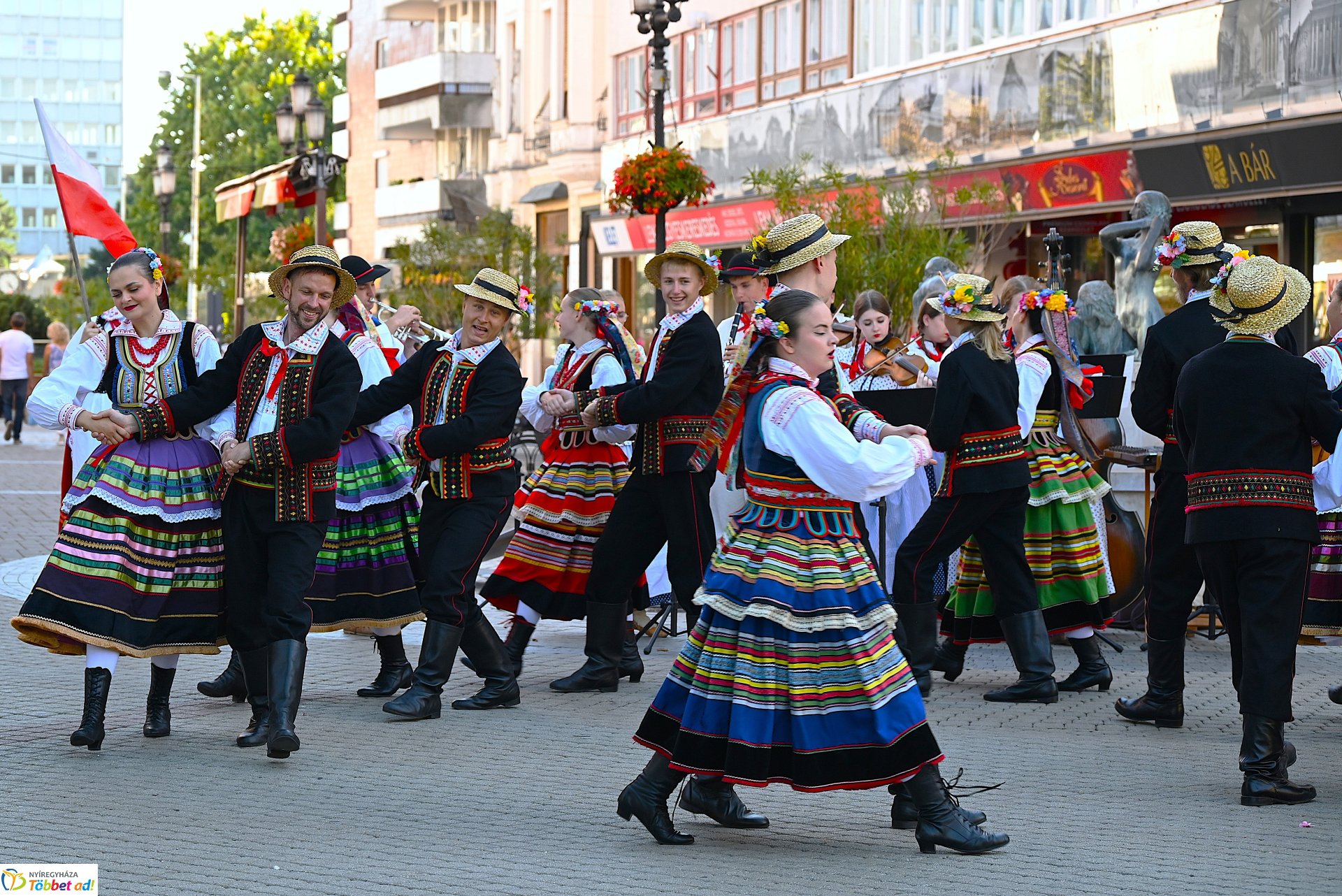 Néptánc a belvárosban