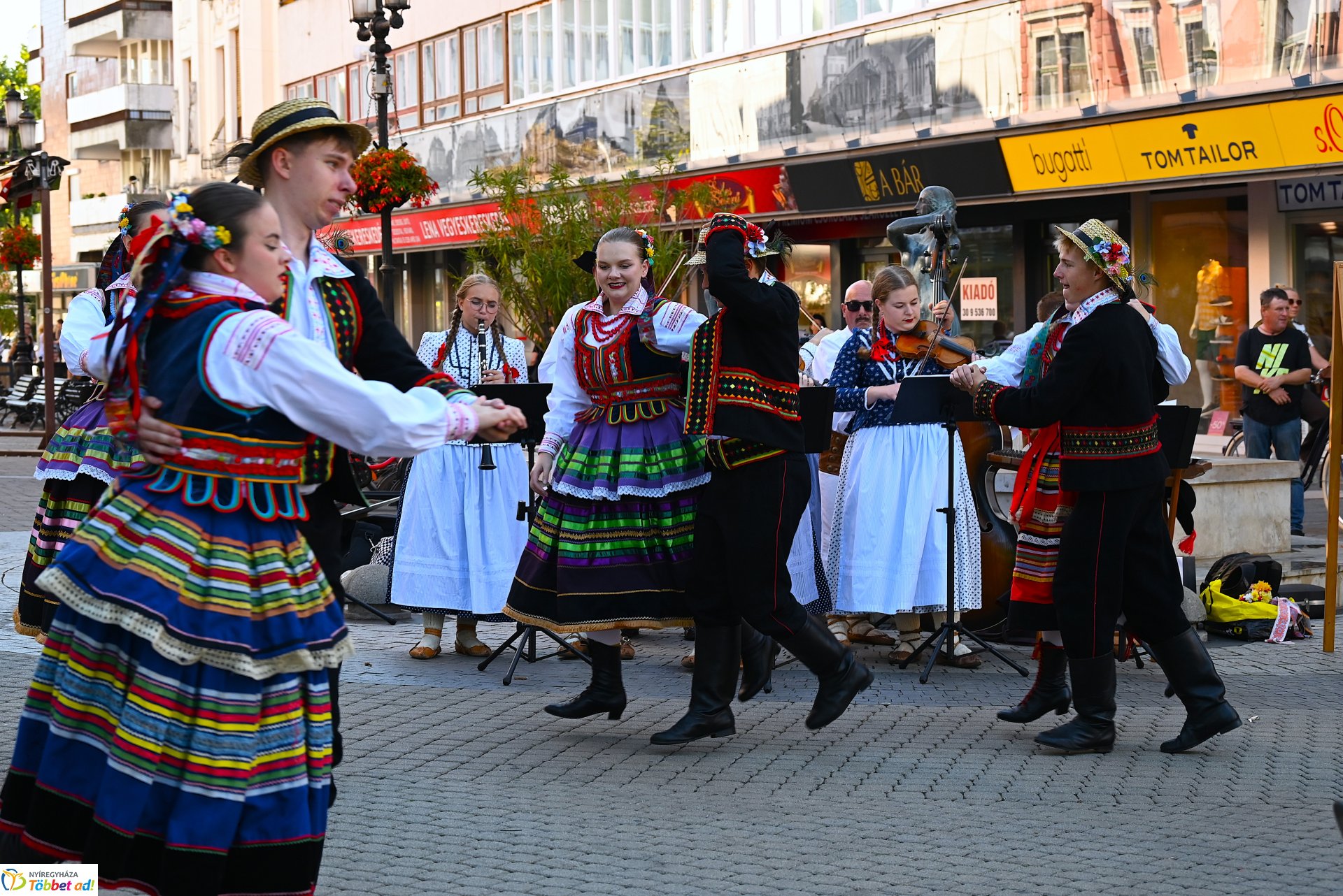 Néptánc a belvárosban