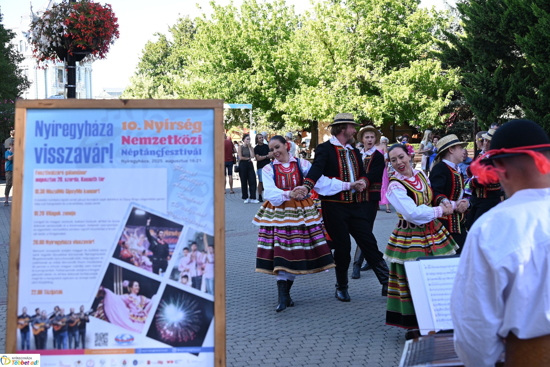 Néptánc a belvárosban