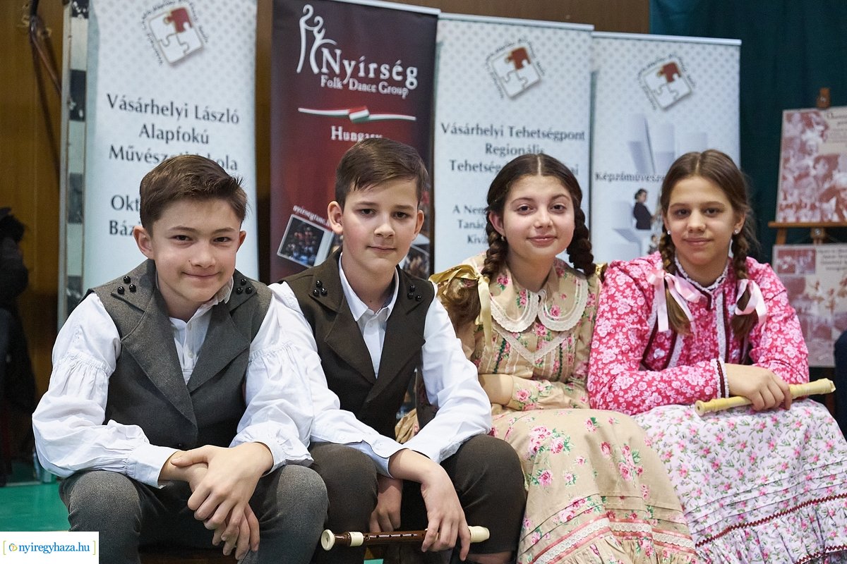 Néptánc és népdaléneklési verseny a Vécsey iskolában