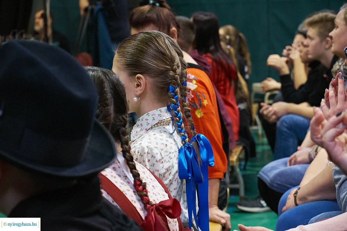 Néptánc és népdaléneklési verseny a Vécsey iskolában