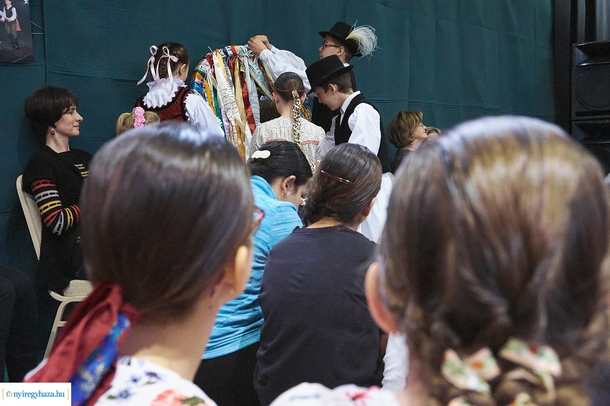 Néptánc és népdaléneklési verseny a Vécsey iskolában