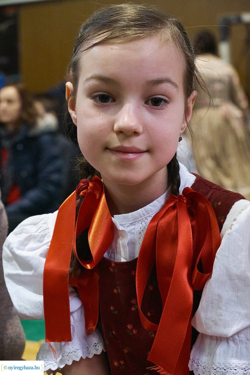 Néptánc és népdaléneklési verseny a Vécsey iskolában