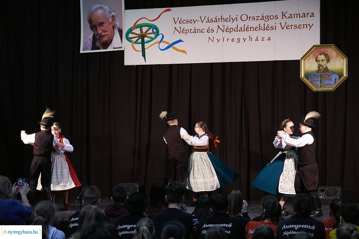 Néptánc és népdaléneklési verseny a Vécsey iskolában