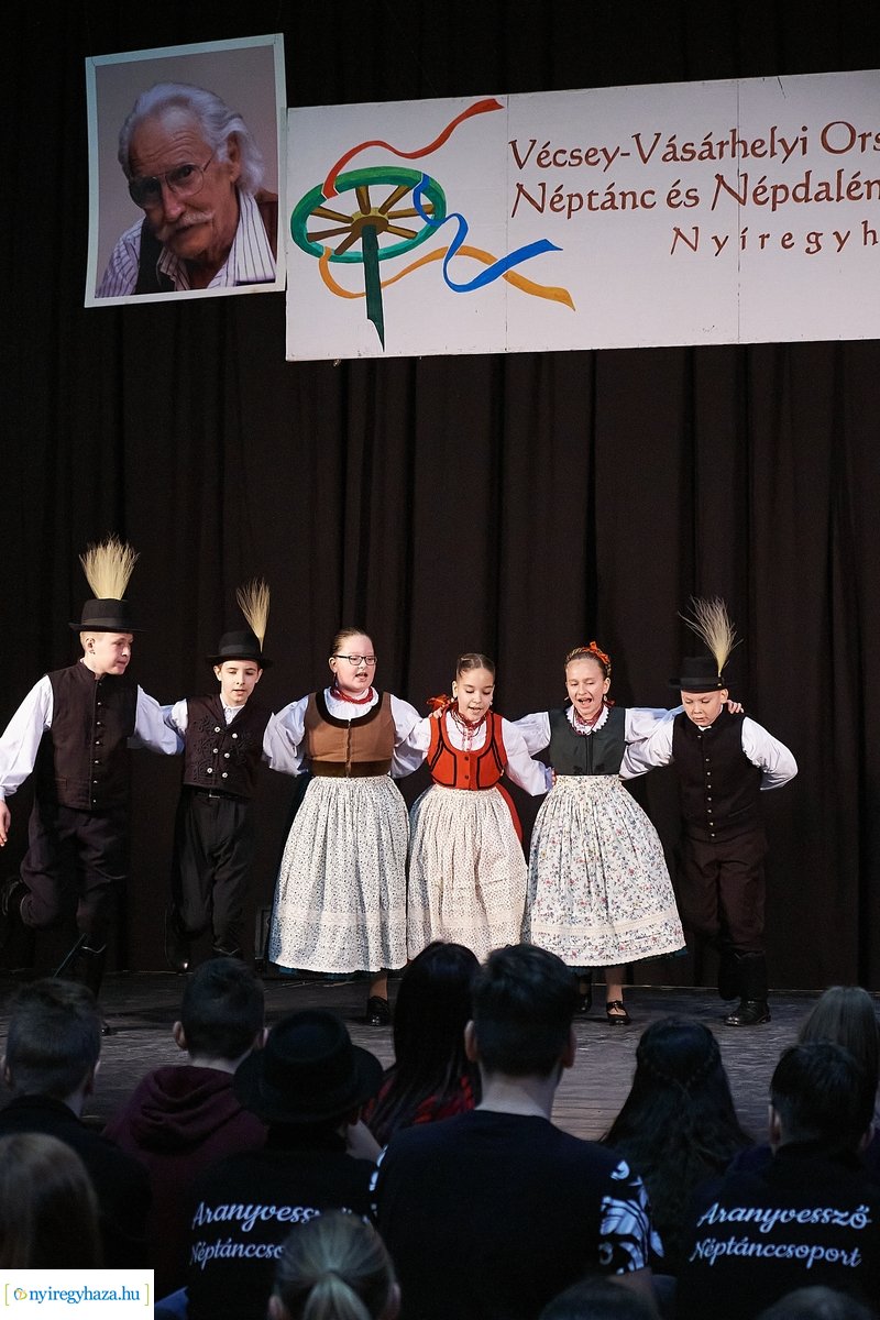 Néptánc és népdaléneklési verseny a Vécsey iskolában
