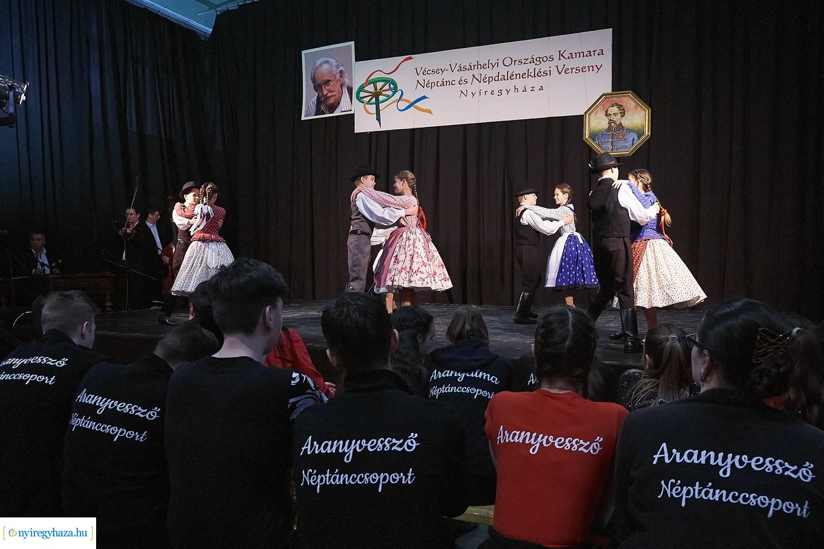 Néptánc és népdaléneklési verseny a Vécsey iskolában