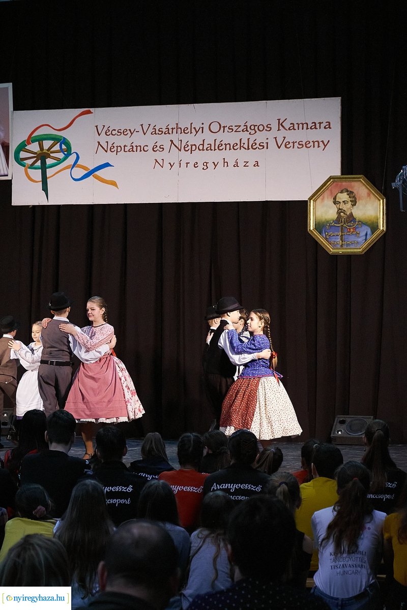 Néptánc és népdaléneklési verseny a Vécsey iskolában