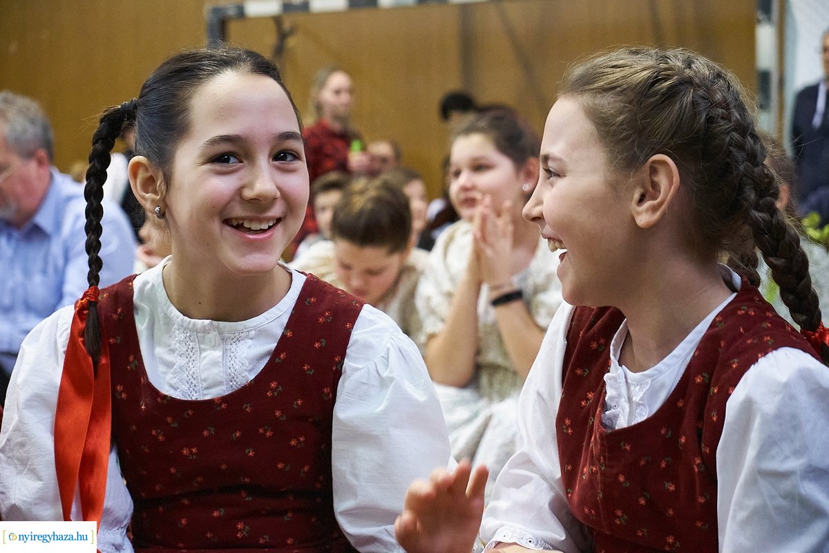 Néptánc és népdaléneklési verseny a Vécsey iskolában