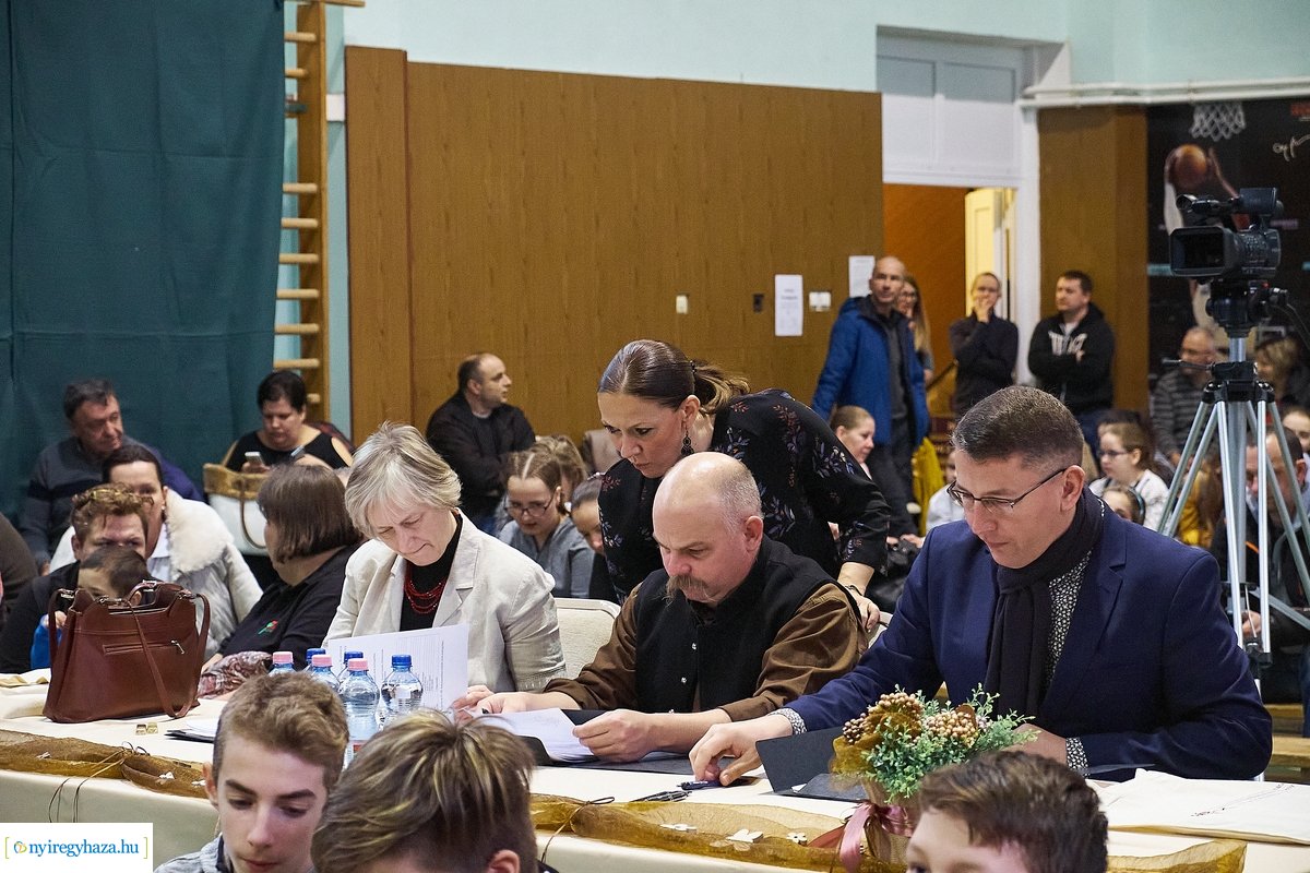 Néptánc és népdaléneklési verseny a Vécsey iskolában