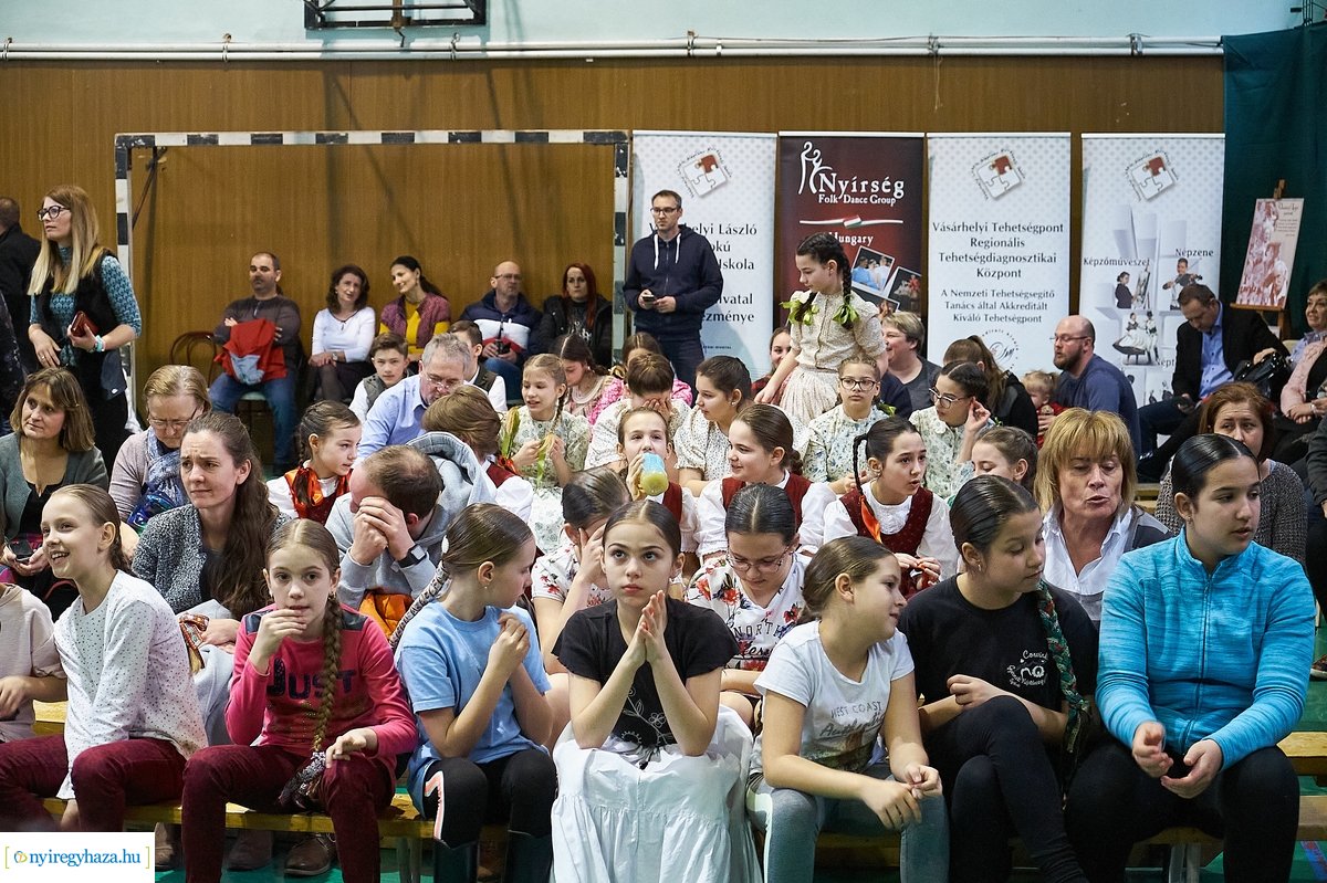 Néptánc és népdaléneklési verseny a Vécsey iskolában