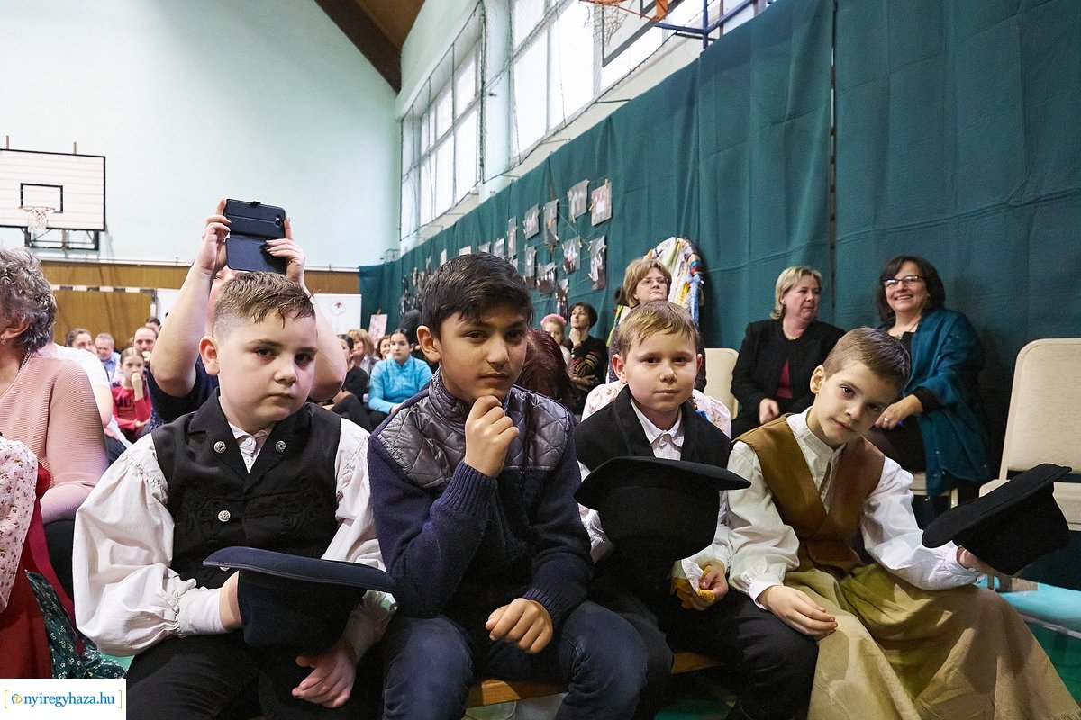 Néptánc és népdaléneklési verseny a Vécsey iskolában