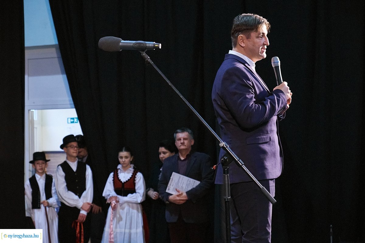 Néptánc és népdaléneklési verseny a Vécsey iskolában