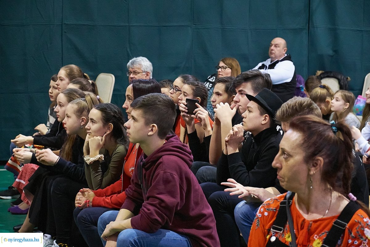 Néptánc és népdaléneklési verseny a Vécsey iskolában