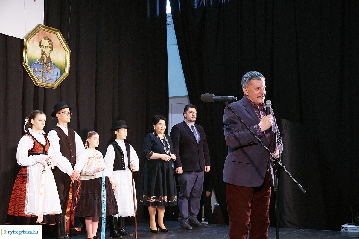 Néptánc és népdaléneklési verseny a Vécsey iskolában