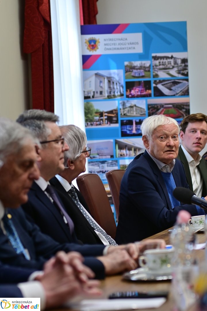 Nobel-díjasok látogatása Nyíregyházán 2025 áprilisában