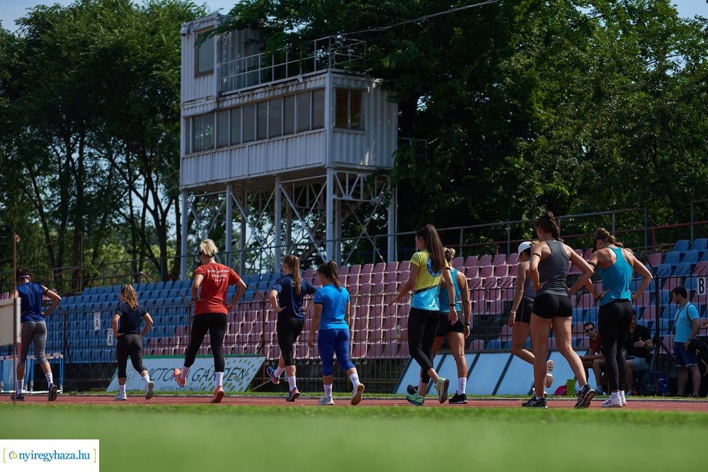 Női röpi edzés a stadionban