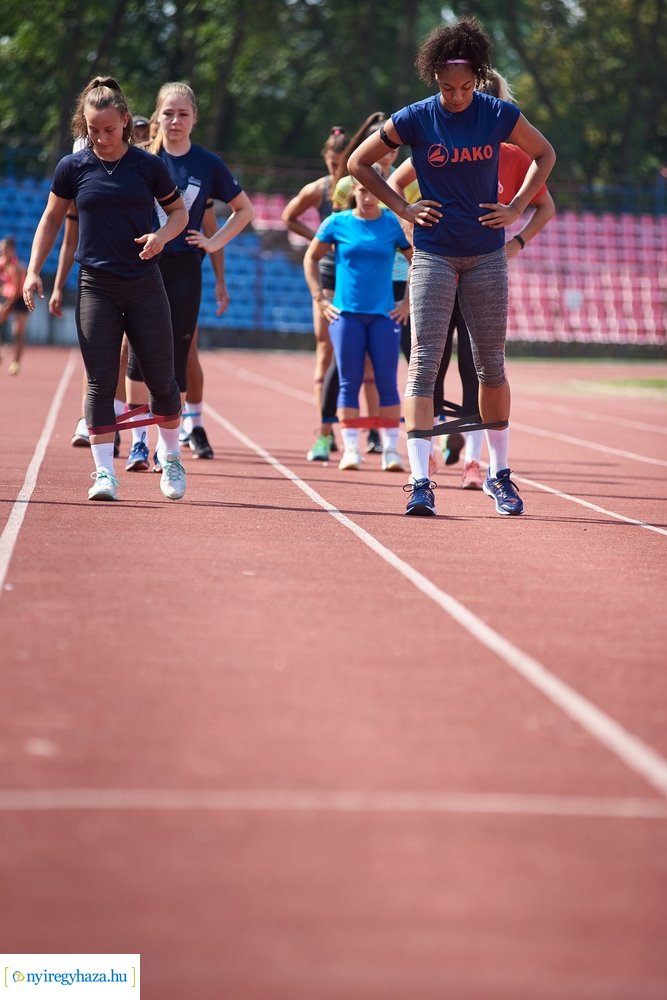 Női röpi edzés a stadionban