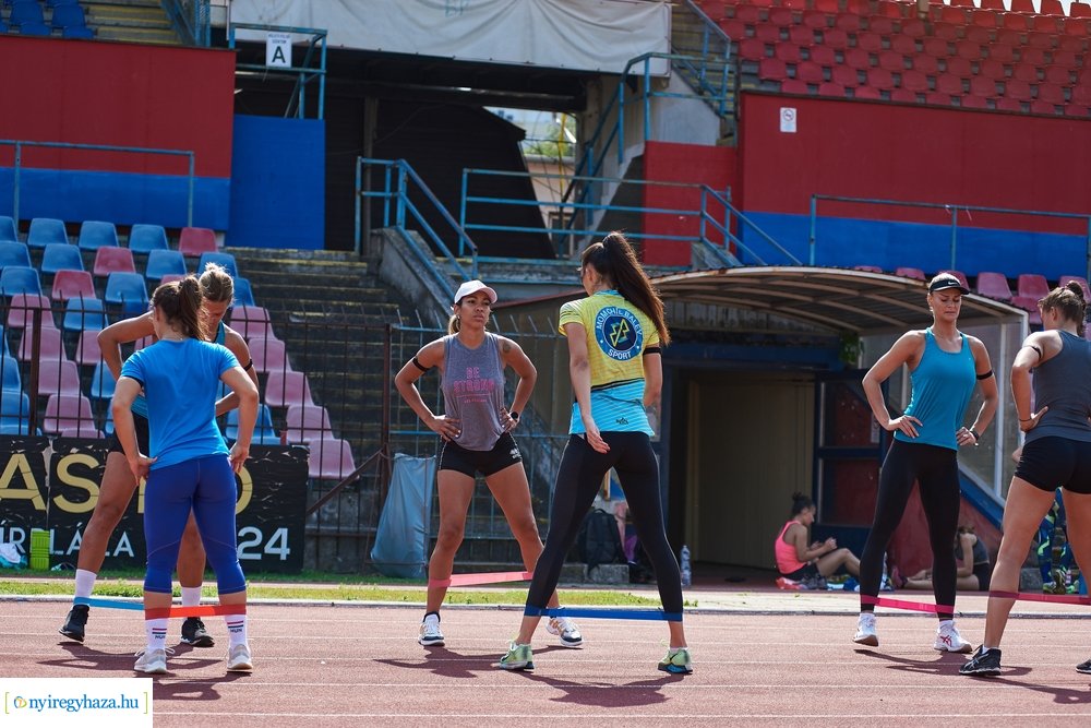 Női röpi edzés a stadionban