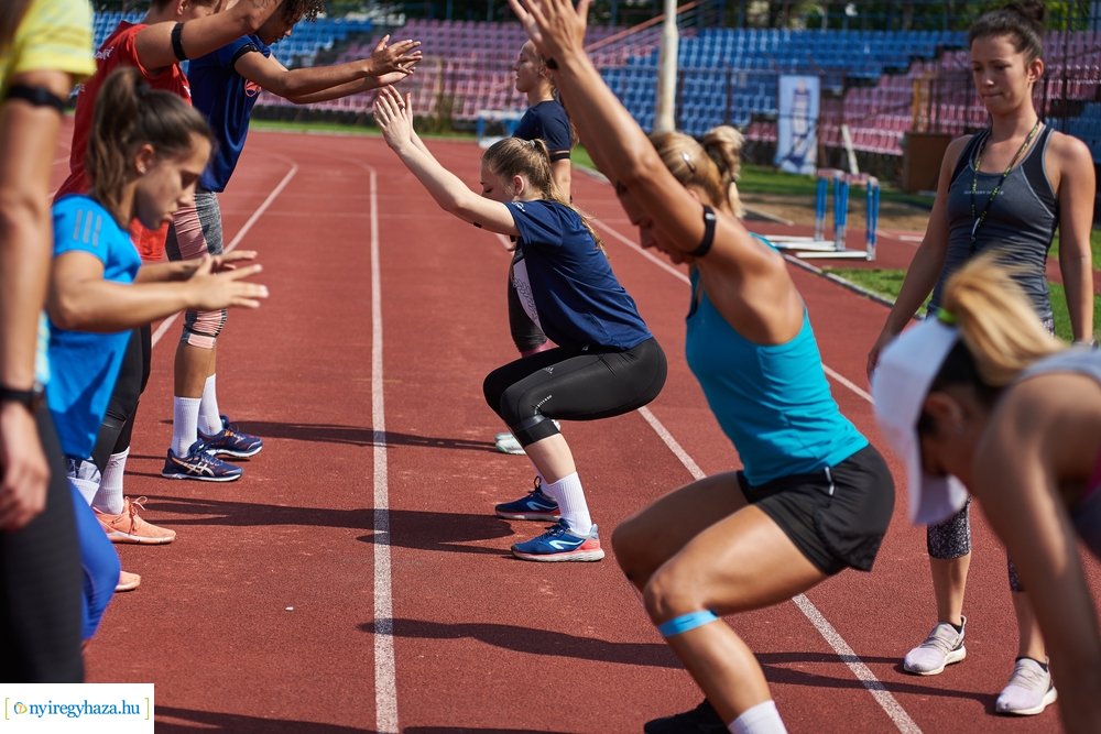 Női röpi edzés a stadionban