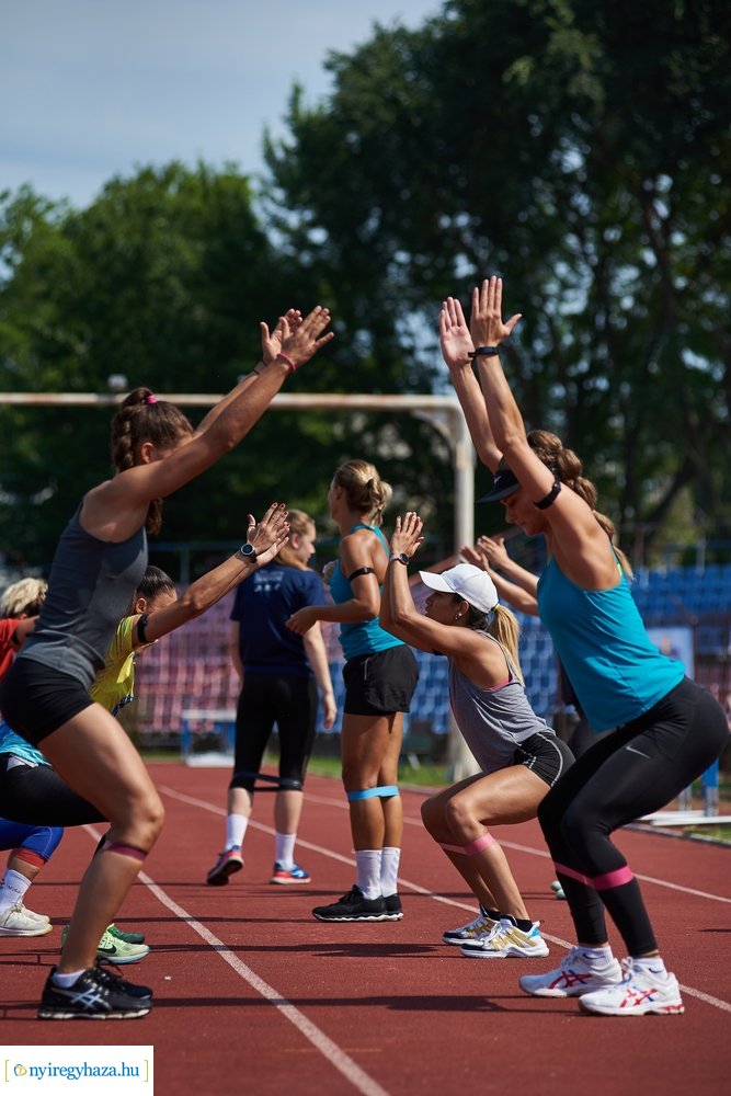 Női röpi edzés a stadionban