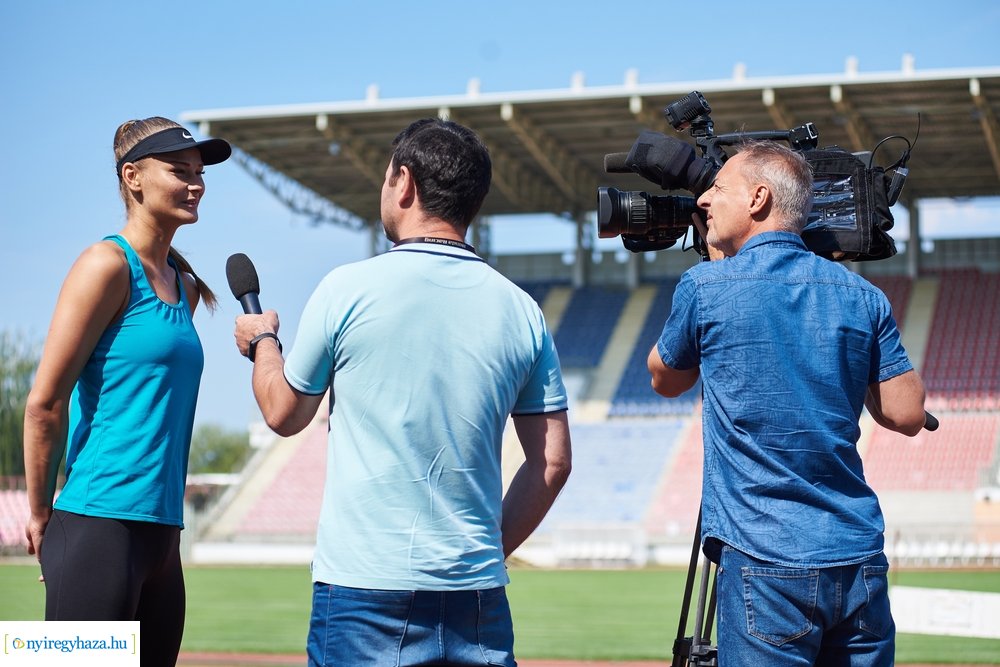 Női röpi edzés a stadionban