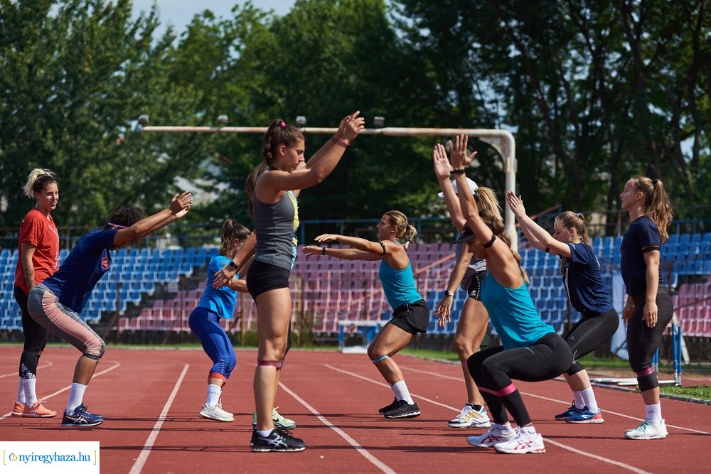 Női röpi edzés a stadionban
