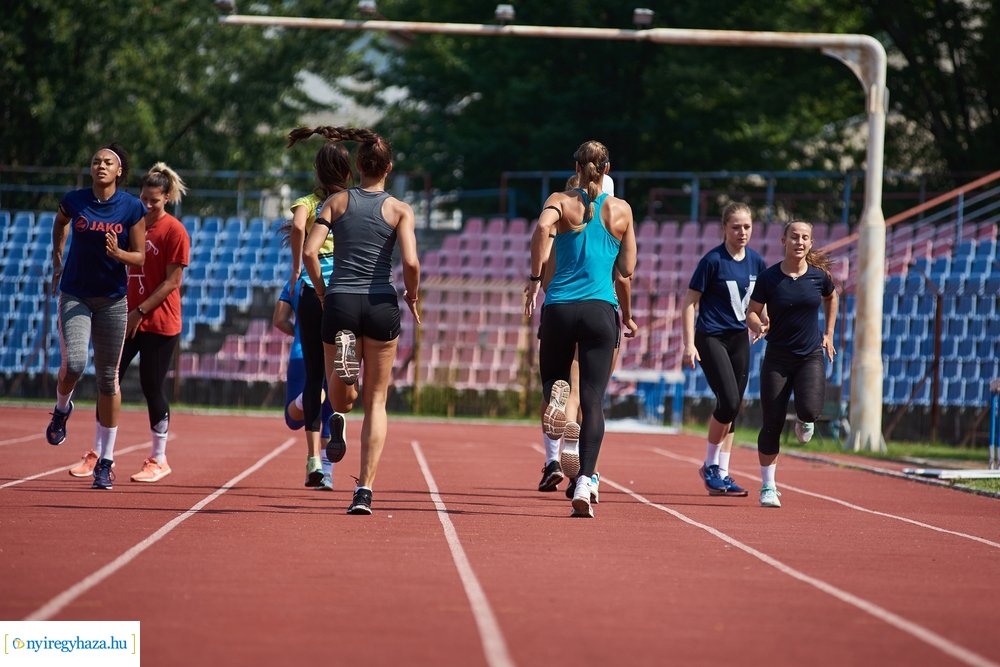 Női röpi edzés a stadionban
