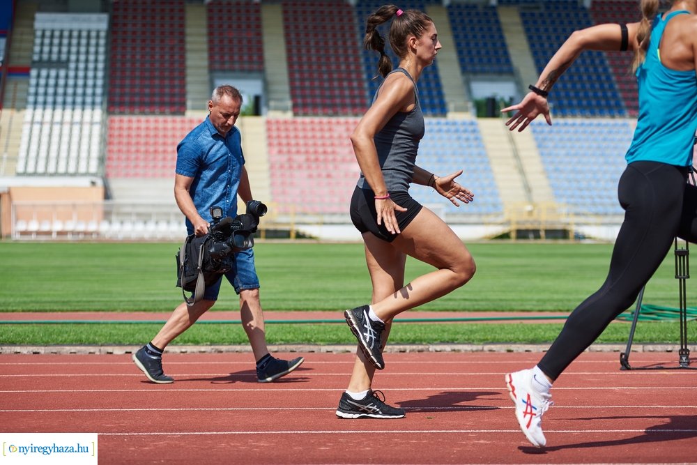 Női röpi edzés a stadionban