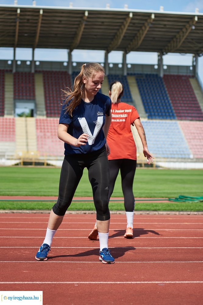 Női röpi edzés a stadionban