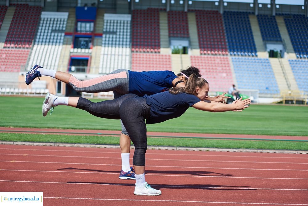 Női röpi edzés a stadionban