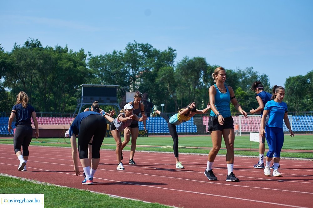 Női röpi edzés a stadionban