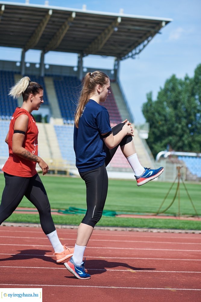 Női röpi edzés a stadionban