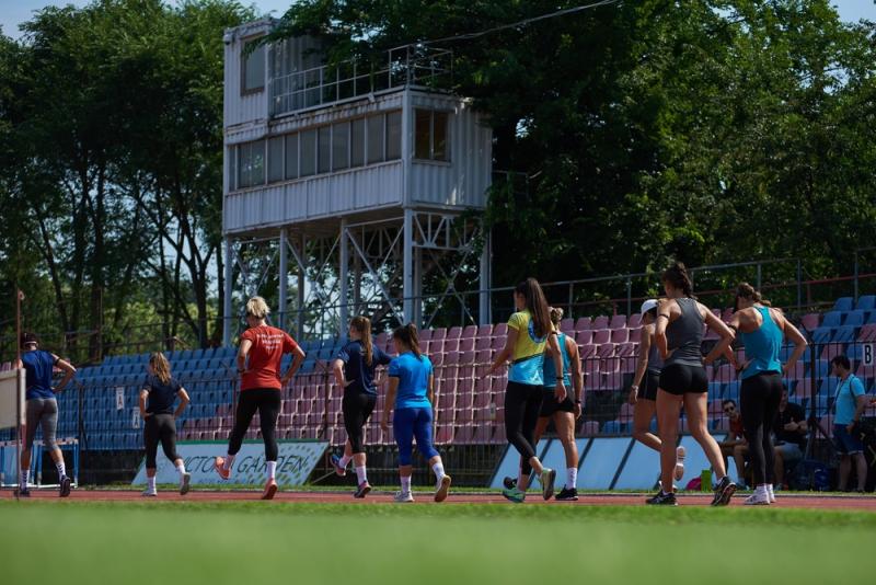 Női röpi edzés a stadionban