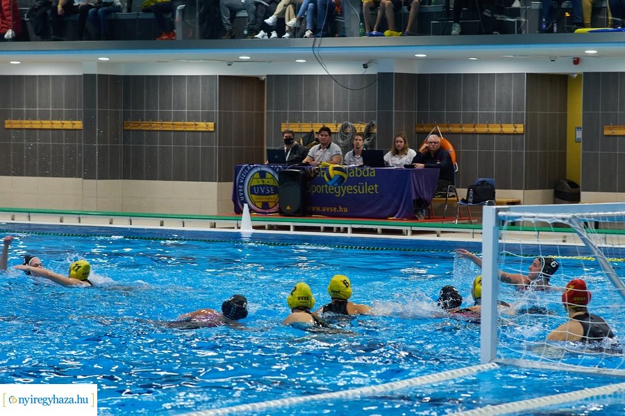 Női vízilabda a Városi Uszodában