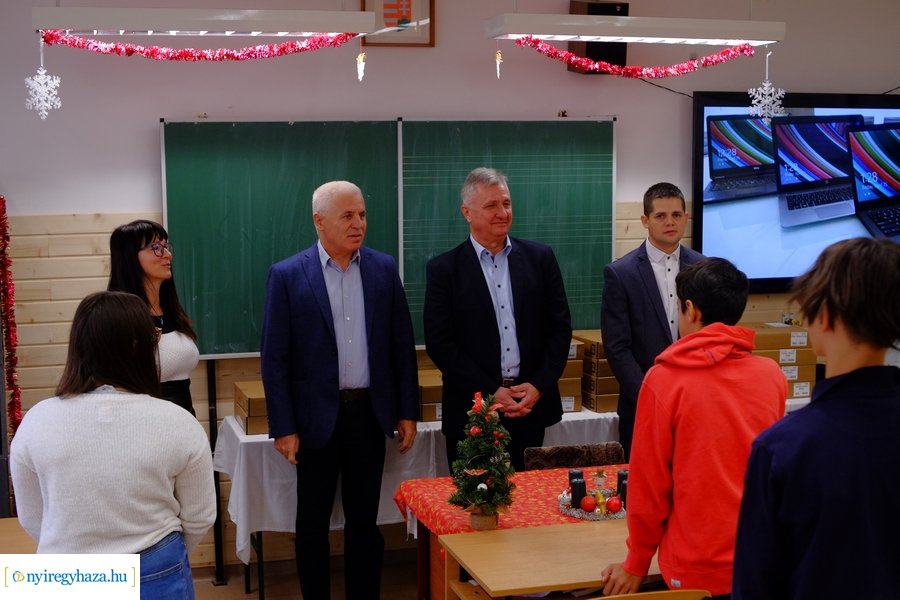 Notebook átadó a kertvárosi iskolában