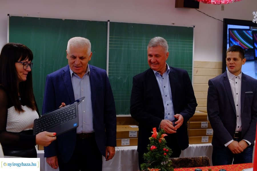 Notebook átadó a kertvárosi iskolában