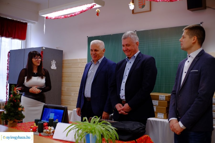 Notebook átadó a kertvárosi iskolában