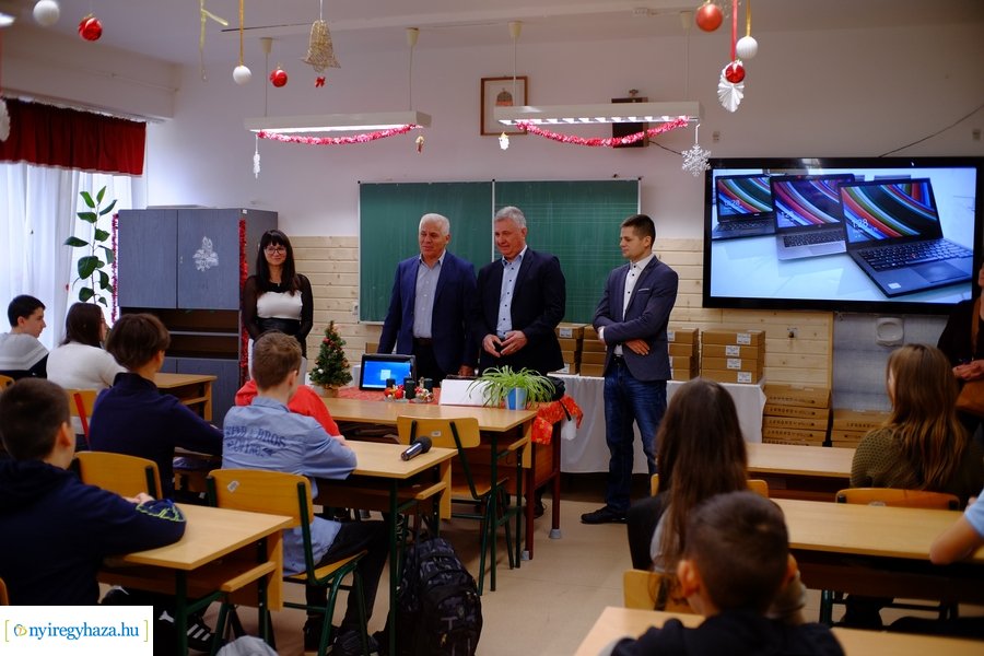 Notebook átadó a kertvárosi iskolában