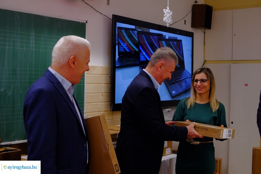 Notebook átadó a kertvárosi iskolában