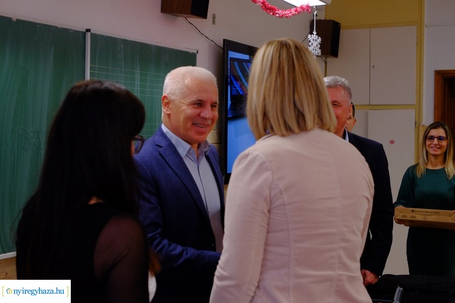 Notebook átadó a kertvárosi iskolában