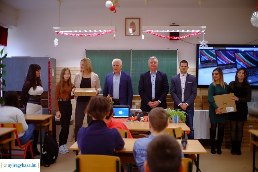Notebook átadó a kertvárosi iskolában