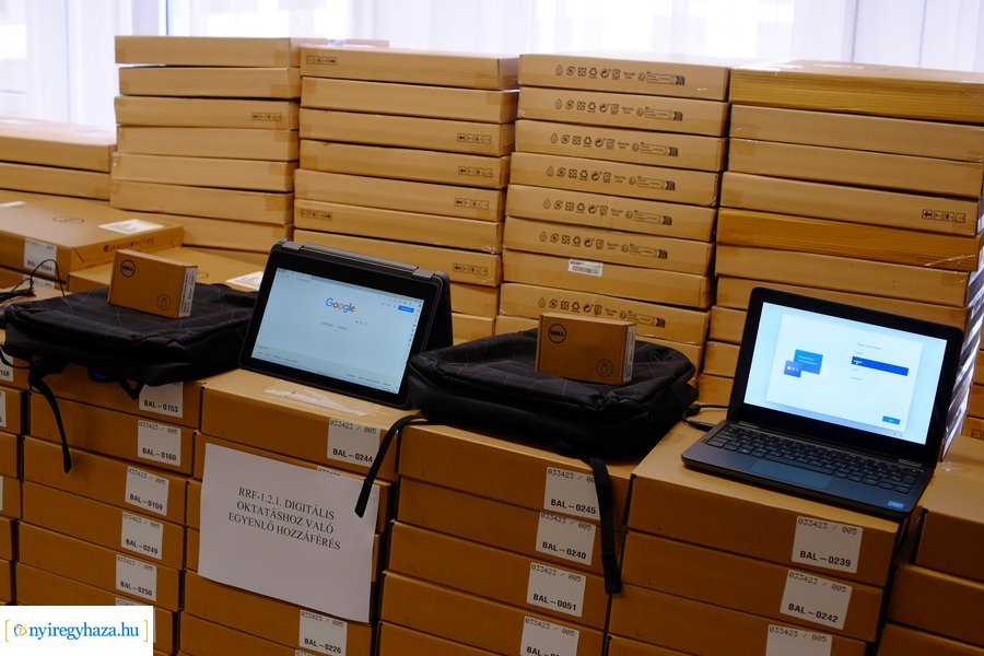 Notebook átadó a kertvárosi iskolában