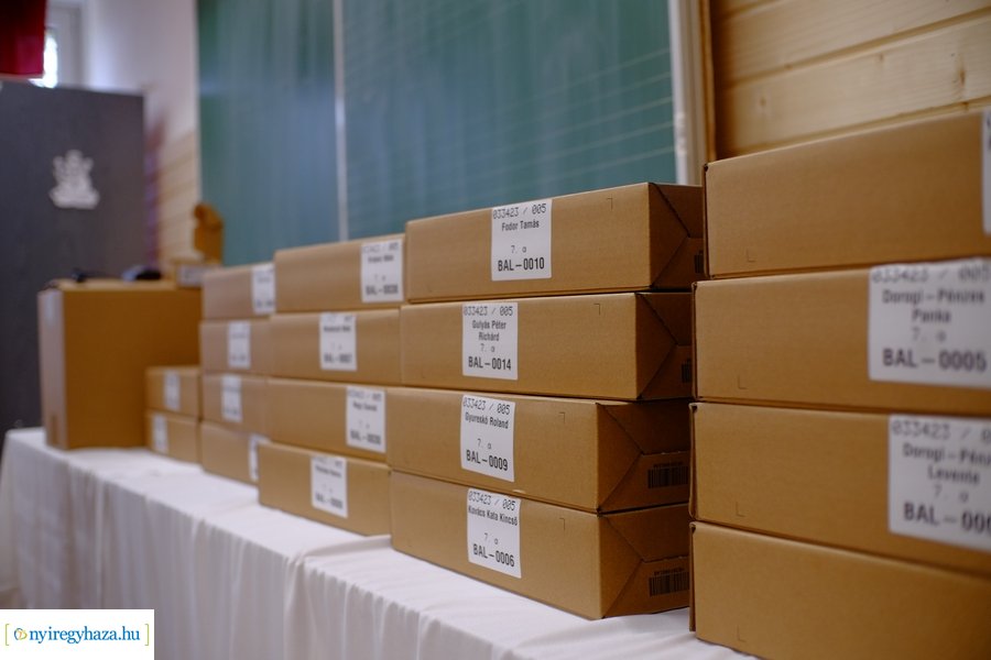 Notebook átadó a kertvárosi iskolában