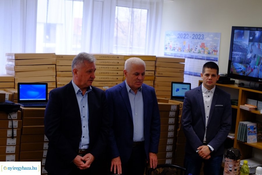 Notebook átadó a kertvárosi iskolában